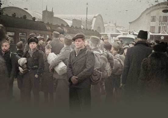 Evakoitavia ihmisiä Viipurin asemalla sodan aikana 1940-luvulla.