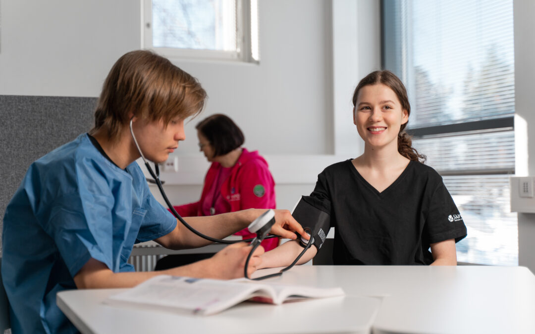 Kauppakamari myönsi Hyväksytysti työelämäauditoitu palvelu ® -tunnustuksen kahdelle Sampon koulutusalalle