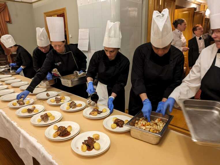 Sampon opiskelijoita työskentelemässä Taste Saimaa -juhlavuoden avajaisgaalassa