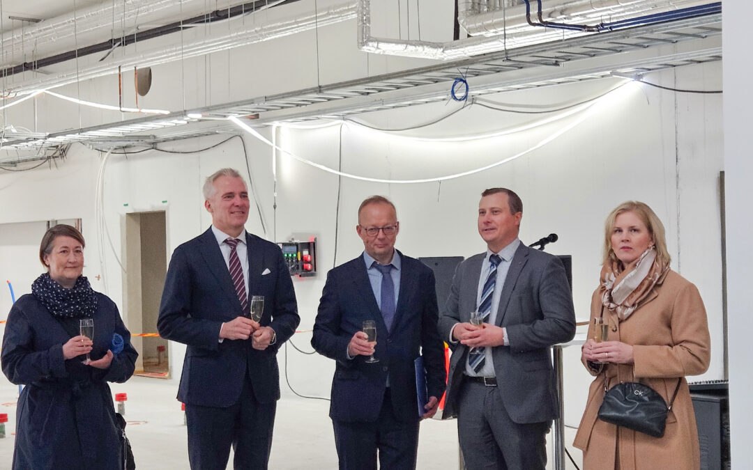 Opetusministeri Anders Adlercreutz kävi muuraamassa Imatran uudisrakennuksen peruskiven juhlallisin menoin