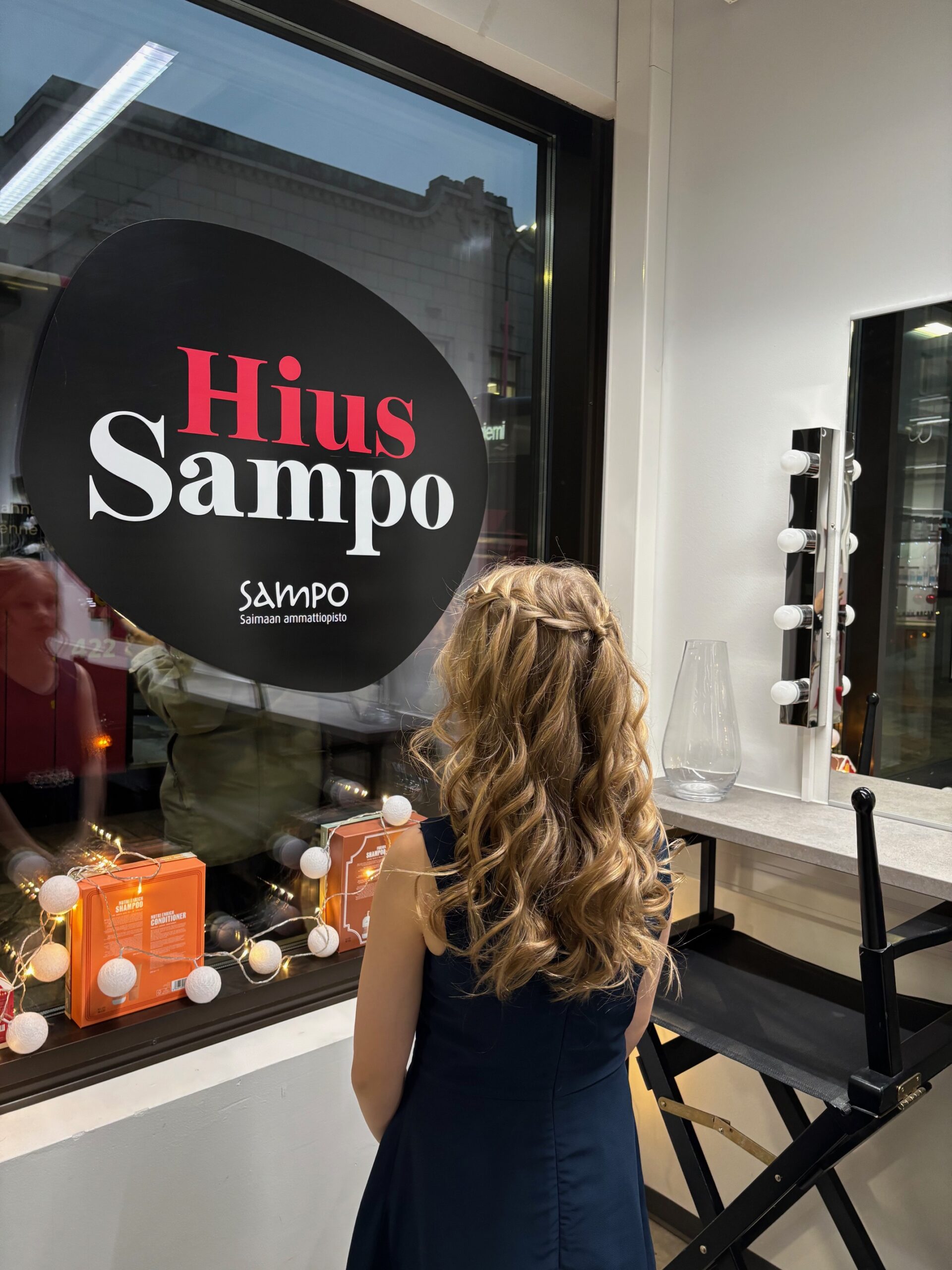 Hiusalan opiskelijat loihtivat juhlakampaukset nelosluokkalaisille