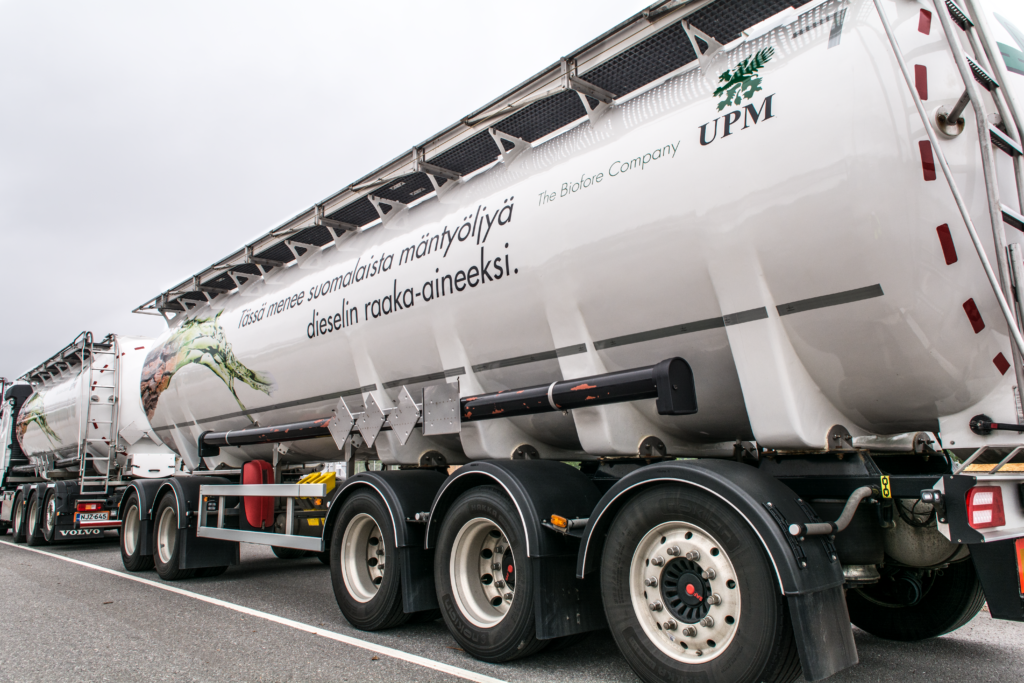 UPM:n mäntyöljyrekka, jonka kyljessä teksti: Tässä menee suomalaista mäntyöljyä dieselin raaka-aineeksi